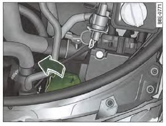 Compartiment- moteur : retrait du couvercle du boîtier (feu de route côté